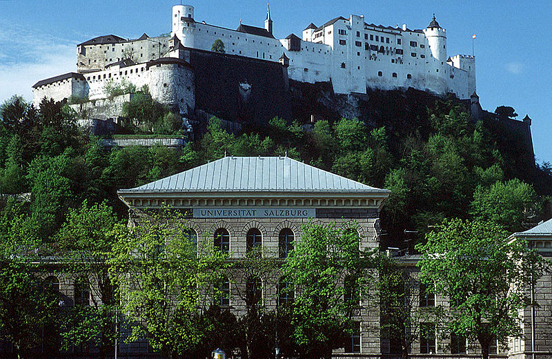 Salzburg is the 4th largest city in Austria with a population of 150,000. At the foot of the Alps, on the German border, 270 km from Vienna. It is the capital of the province of the same name, located in the west.